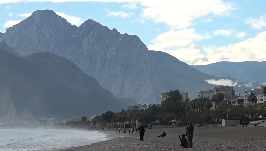 Hava değişimi şaşkınlık yarattı: Antalya’da 4 saatte 3 mevsim